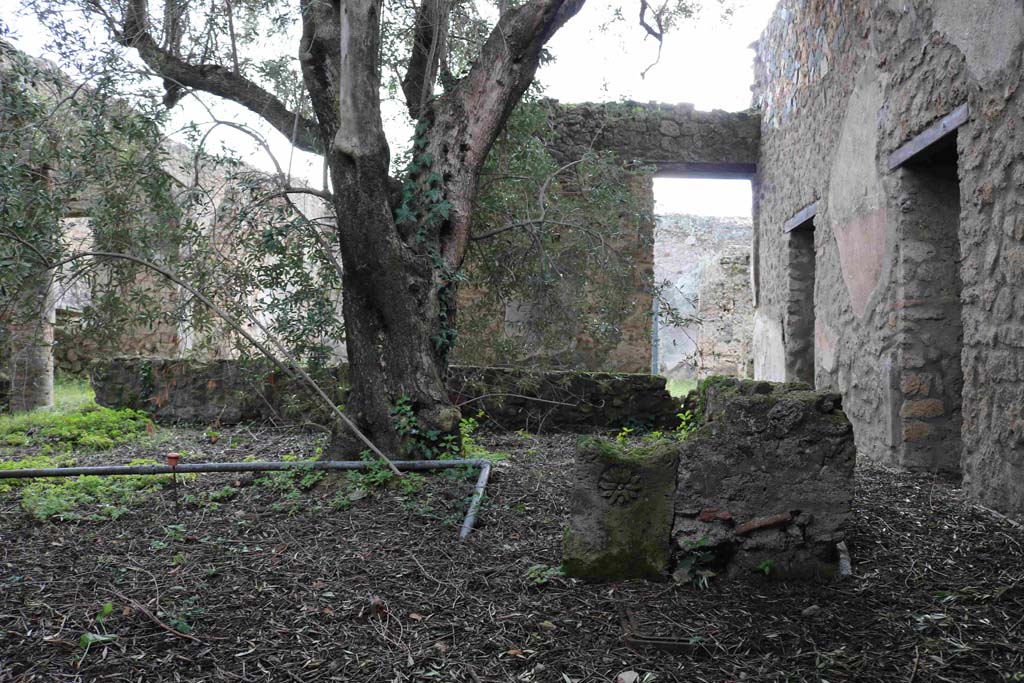 I.12.8 Pompeii. December 2018.
Room 9, looking south across peristyle garden and low wall in north-west corner. Photo courtesy of Aude Durand.