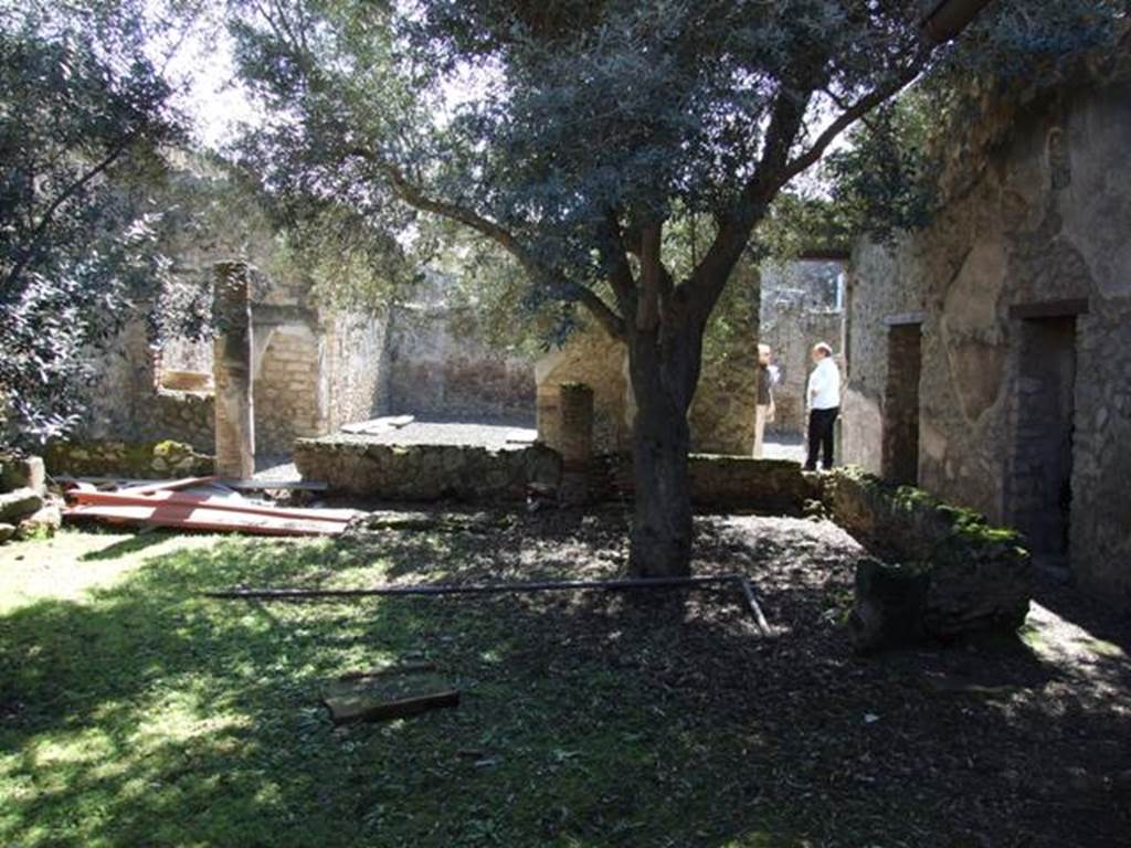 I.12.8 Pompeii. March 2009. Room 9. Peristyle garden. Looking south.