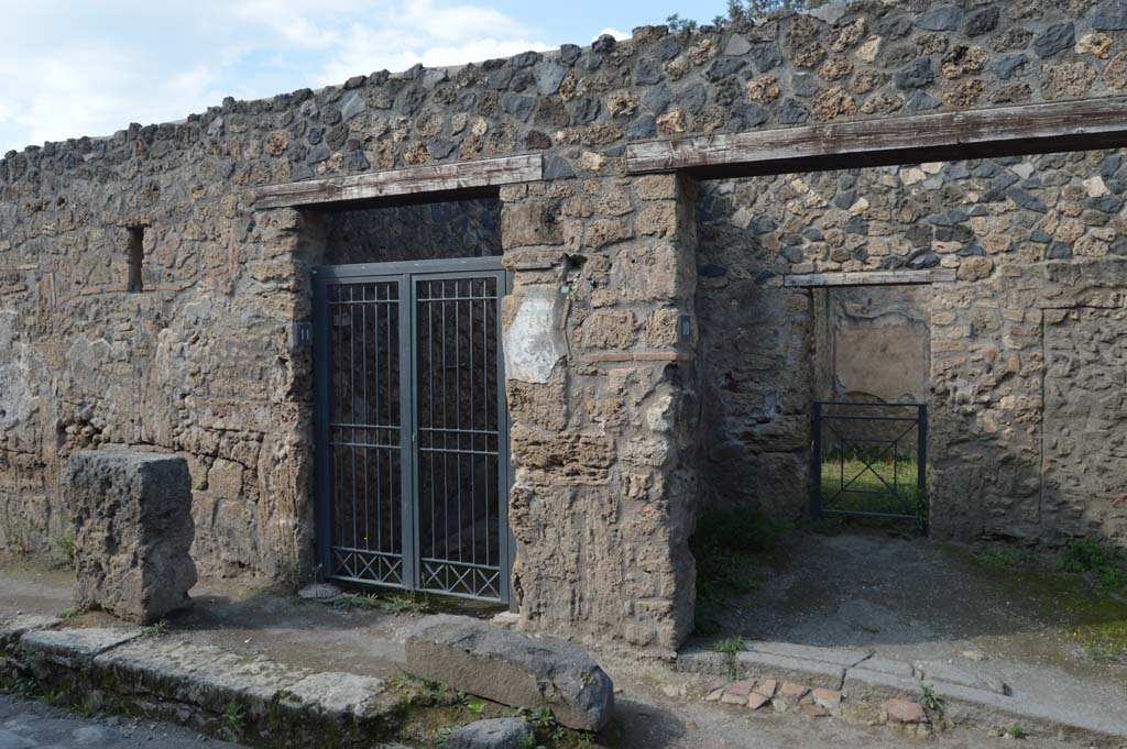 I.12.11 Pompeii, on left. October 2018. Looking towards entrance doorway, with I.12.10, on right.
Foto Taylor Lauritsen, ERC Grant 681269 D�COR.
