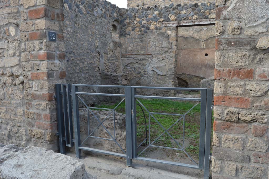 I.12.12 Pompeii. October 2017. Looking north-west through entrance doorway.
Foto Taylor Lauritsen, ERC Grant 681269 D�COR.
