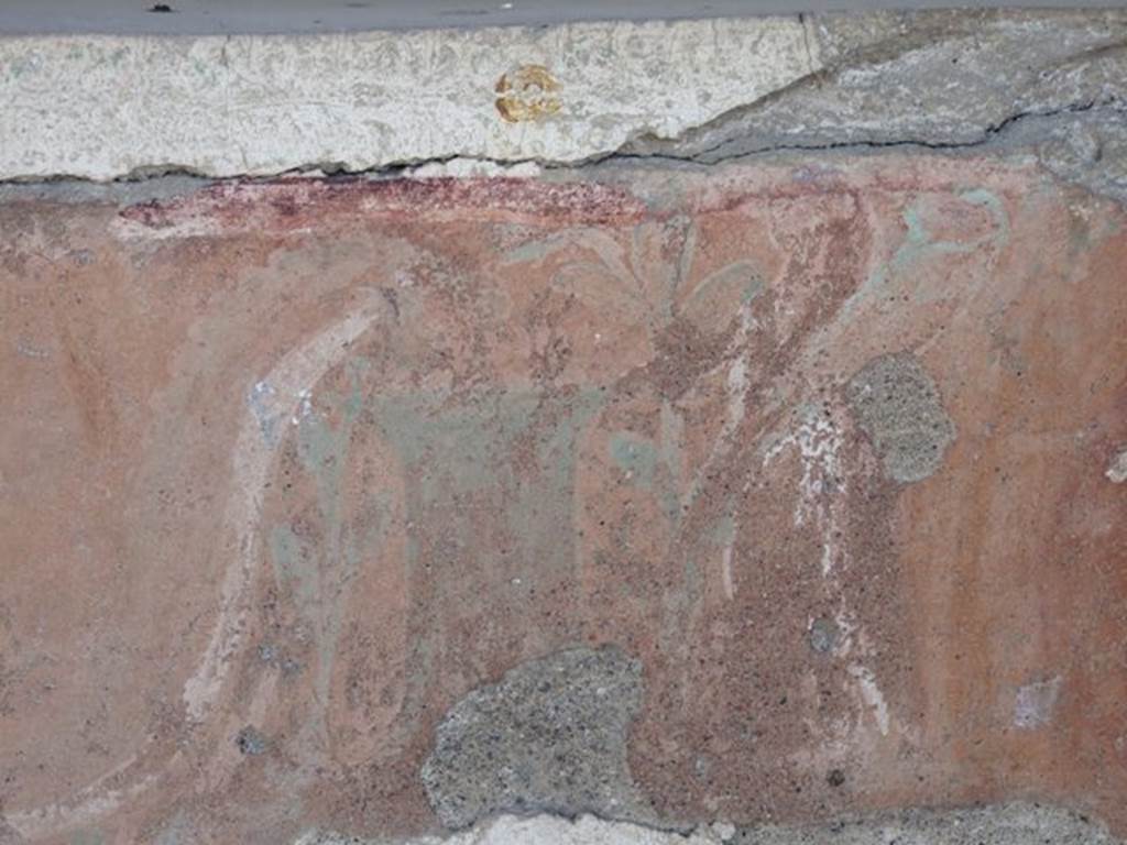 I.12.15 Pompeii. March 2009. Room 5, round altar with white serpent painted beneath the niche.