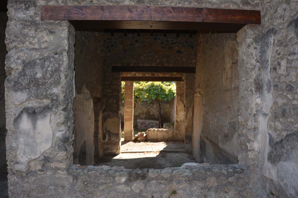 I.13.2 Pompeii. October 2019. Looking south through large triclinium window from atrium.
Foto Annette Haug, ERC Grant 681269 DÉCOR.

