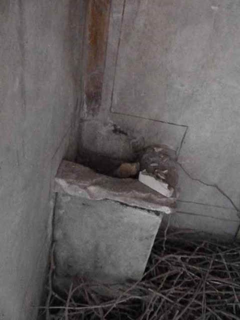 I.13.2 Pompeii. May 2010.  North-west corner of small garden building.