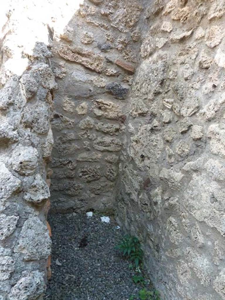 I.13.3 Pompeii. September 2015. Small room in south-east corner. Latrine?
