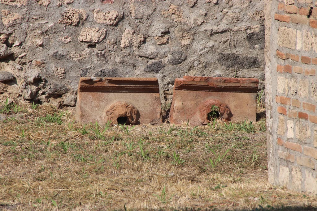 I.13.12 Pompeii. October 2023. Remains of grondaia, or water-spouts, or sima. Photo courtesy of Klaus Heese.