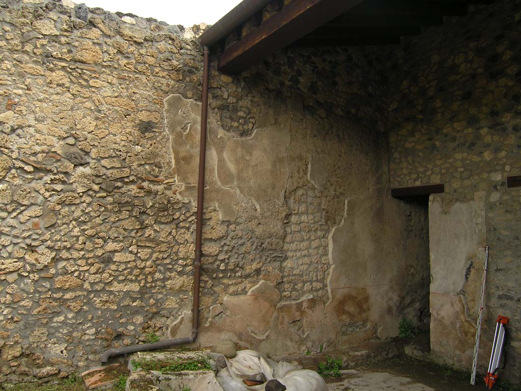 I.14.2 Pompeii. July 2008. Area L, looking towards north side, and doorway to corridor K, on right.
Photo courtesy of Guilhem Chapelin.