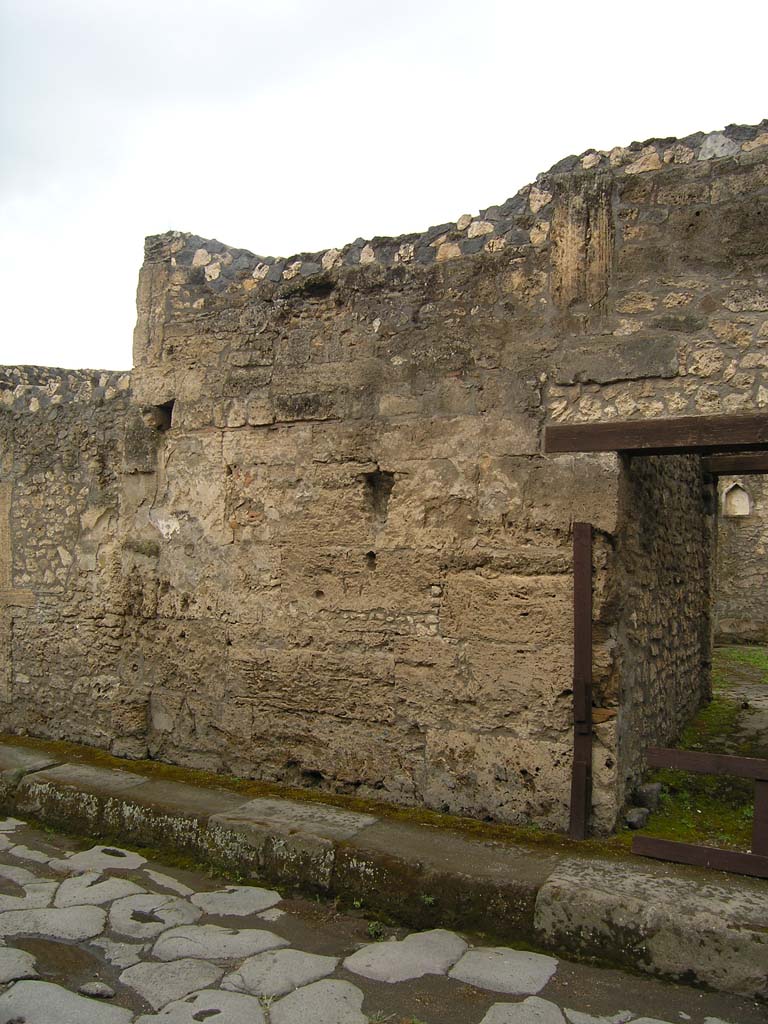 I.14.2 Pompeii. July 2008. 
Looking towards front fa�ade on south side of entrance doorway on Via di Nocera.
Photo courtesy of Guilhem Chapelin. 
