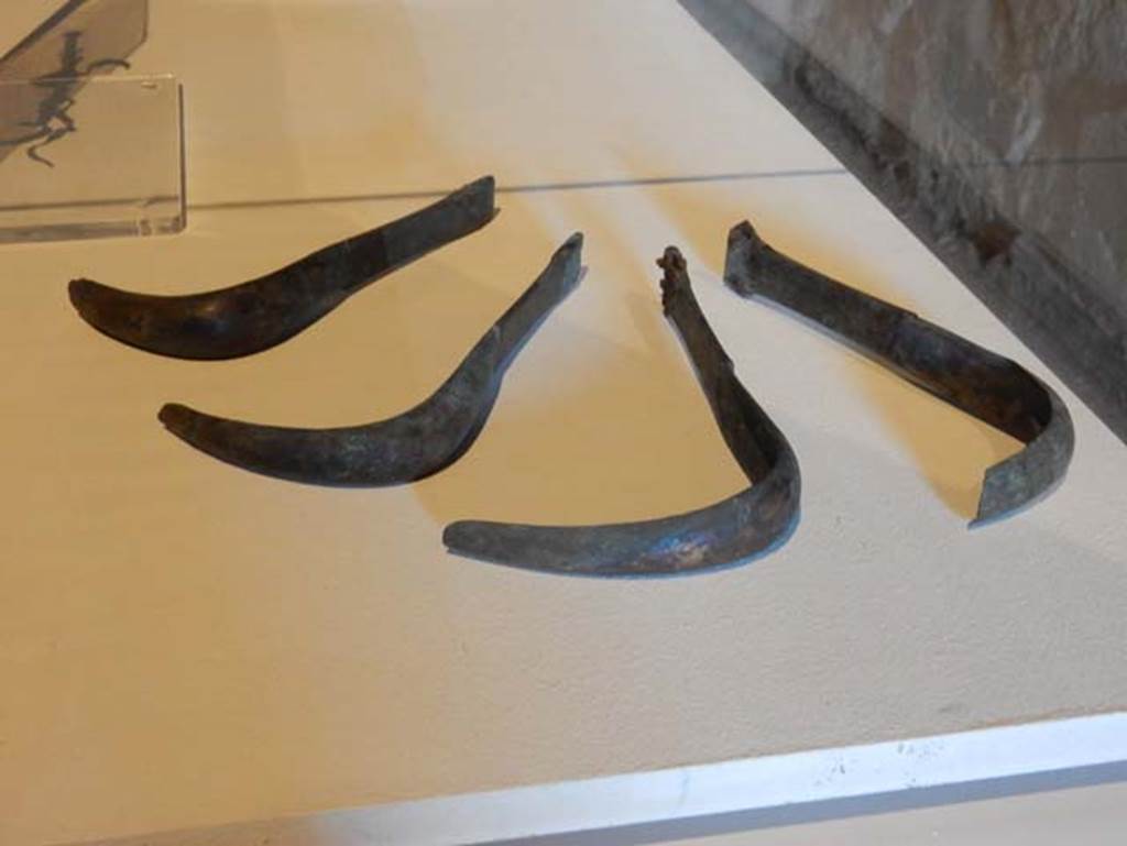 I.14.12, Pompeii. May 2018. Room 13, display items. 4 bronze scrapers (strigili)used for cleaning the body (Raschiatoi (strigili) in bronzo impiegati per la pulizia del corpo), inv. nos. 43495, 43496, 43497, 43498. Photo courtesy of Buzz Ferebee