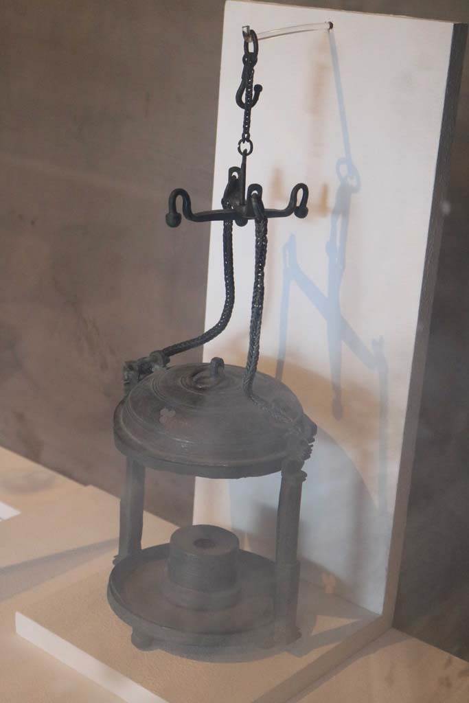 I.14.12, Pompeii. December 2018.
Room 13, bronze lantern on display. Bronze lantern (Lanterna in bronzo), inv. no. 43468. Photo courtesy of Aude Durand.