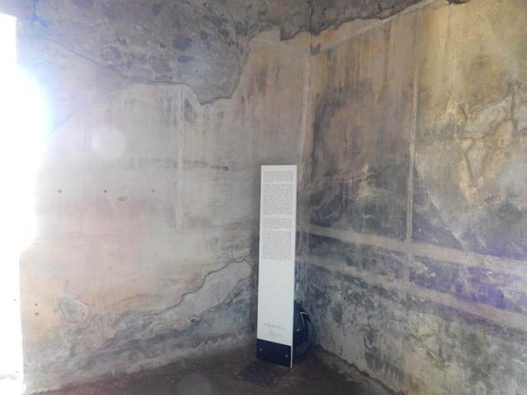 I.14.12, Pompeii. May 2018. Room 13, display notice in north-west corner of large triclinium.
Photo courtesy of Buzz Ferebee