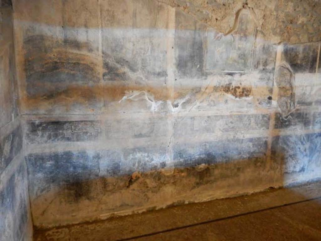 I.14.12, Pompeii. May 2018. Room 13, east wall in north-east corner of large triclinium.
Photo courtesy of Buzz Ferebee