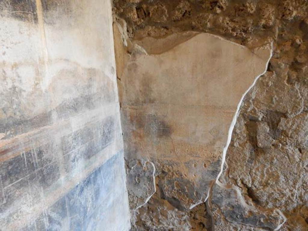 I.14.12, Pompeii. May 2018. Room 13, south-east corner and south wall of large triclinium.
Photo courtesy of Buzz Ferebee