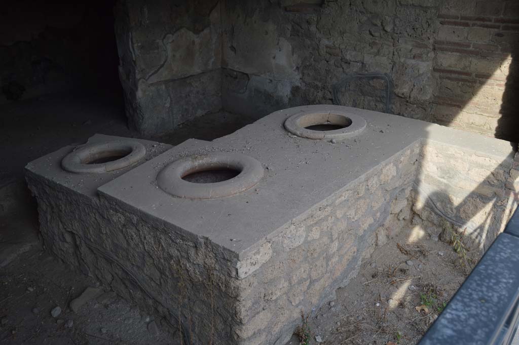 I.14.15 Pompeii. October 2017. Looking towards bar counter with inset dolia, from entrance doorway..
Foto Taylor Lauritsen, ERC Grant 681269 DÉCOR.
