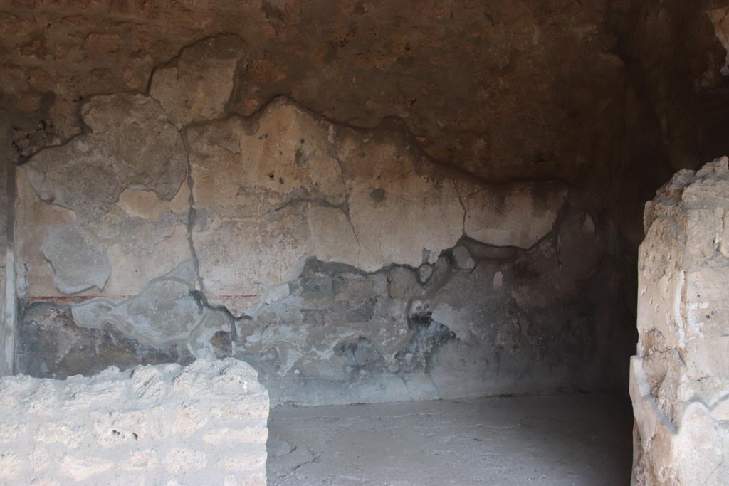 I.14.15 Pompeii. October 2022. Detail of north wall and flooring of rear room behind counter. Photo courtesy of Klaus Heese.