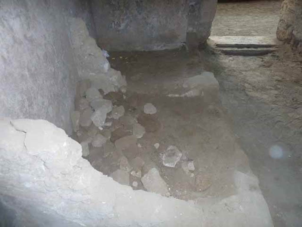 I.15.3 Pompeii. May 2010. North side of kitchen, room 9. Looking east towards peristyle.