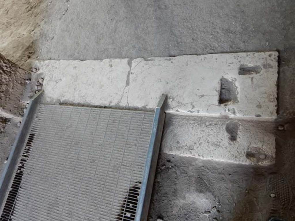 I.15.3 Pompeii. May 2015. Room 5, marble doorway threshold/sill in entrance vestibule. Photo courtesy of Buzz Ferebee.