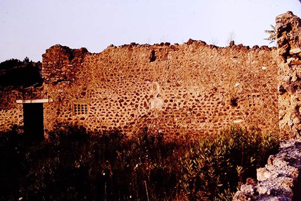 1.15.5 and I.15.6 Pompeii. 1964. East wall of garden of I.15.1/3 with doorway to I.15.6 and two terracotta windows of I.15.5.
Photo by Stanley A. Jashemski.
Source: The Wilhelmina and Stanley A. Jashemski archive in the University of Maryland Library, Special Collections (See collection page) and made available under the Creative Commons Attribution-Non Commercial License v.4. See Licence and use details.
J64f1559
