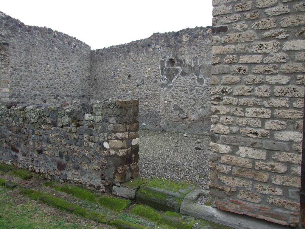 I.16.2 Pompeii. December 2007. Large triclinium on west side of peristyle. 