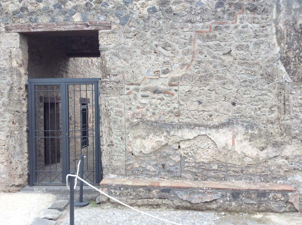 I.16.3 Pompeii. October 2017. Looking south to entrance doorway, and front façade with benches and painted decoration.
Foto Taylor Lauritsen, ERC Grant 681269 DÉCOR.
