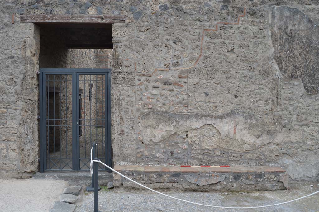 I.16.3 Pompeii. October 2017. Looking towards remains of painted decoration above bench.
Foto Taylor Lauritsen, ERC Grant 681269 DÉCOR.

