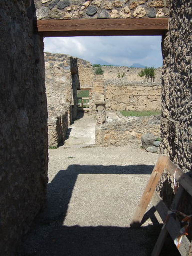 I.16.5 Pompeii. September 2005. Looking north from entrance.