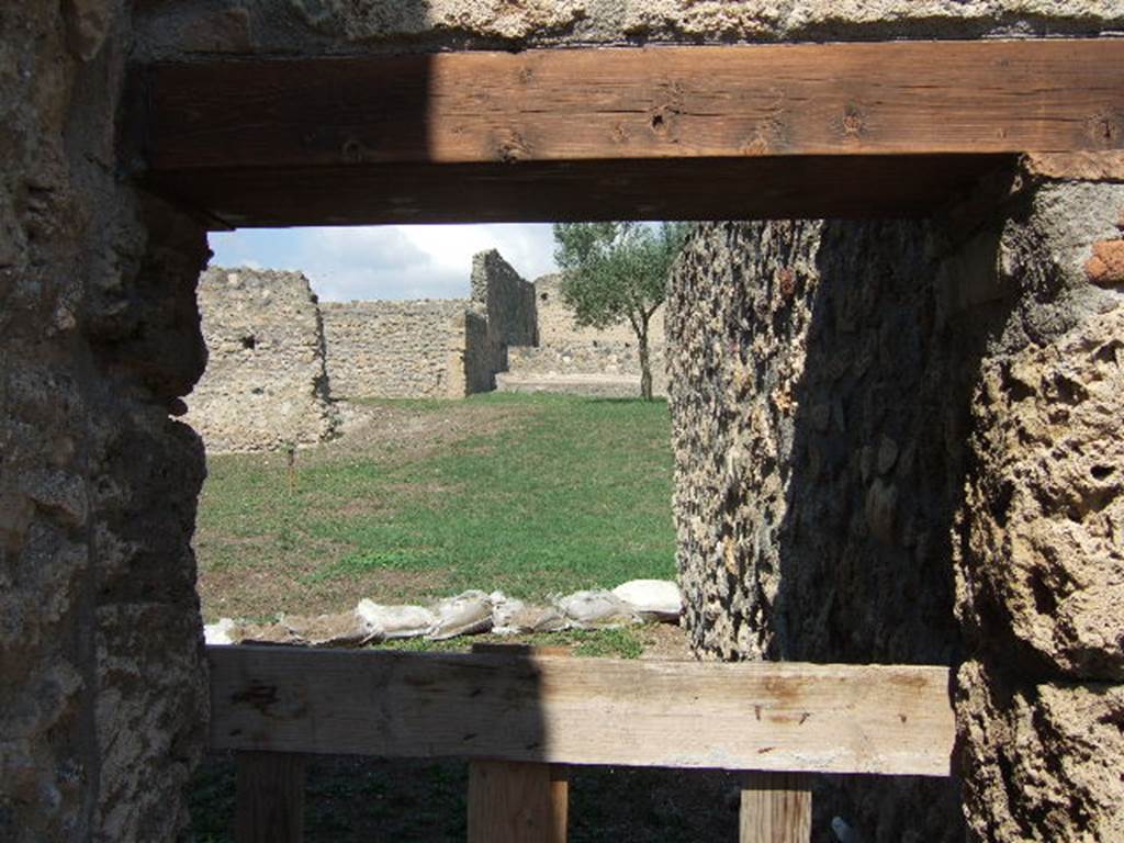 I.16.2 from I.16.5 Pompeii. September 2005. Looking north towards garden of I.16.2