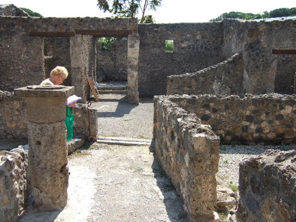 I.16.5 Pompeii. September 2005. Looking south towards atrium, from corridor on west side of peristyle.