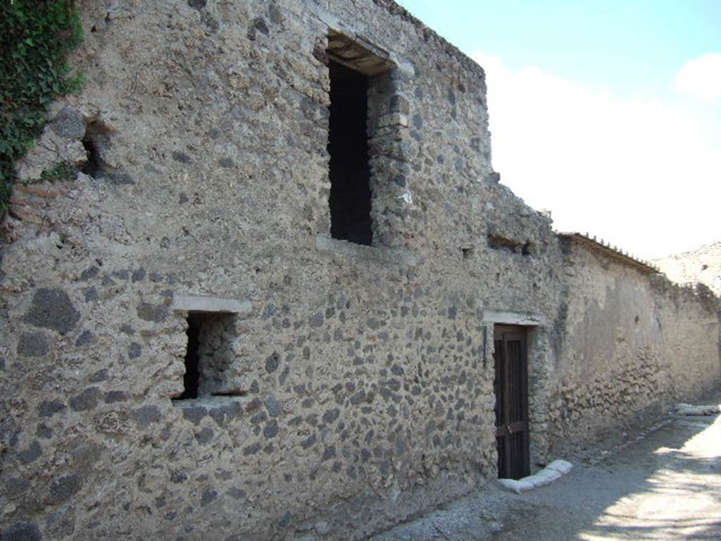I.17.4 Pompeii. September 2005. Exterior wall on small Vicolo.