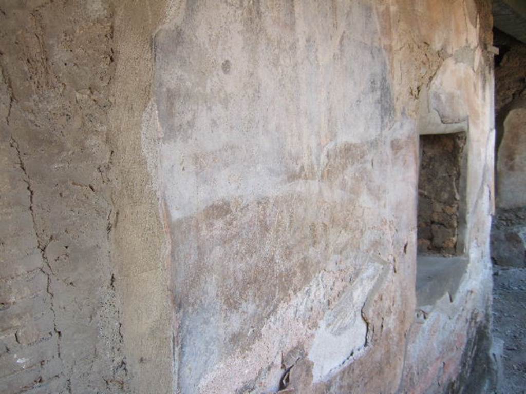 I.17.4 Pompeii. May 2006. South wall of peristyle garden with window looking out from triclinium.