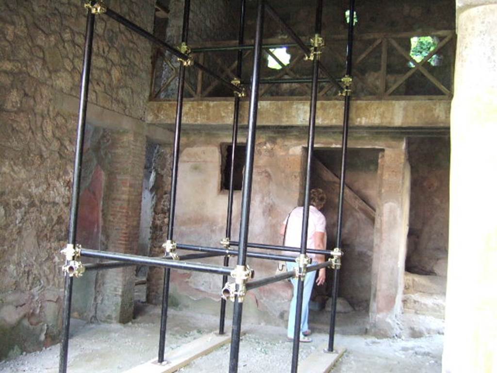 I.17.4 Pompeii. May 2006. Open area or yard on south side of peristyle garden. Looking south to stairs, with cupboard underneath, and upper gallery. The triclinium and a cubiculum are on the left.