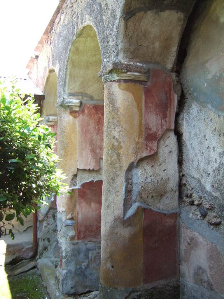 I.17.4 Pompeii.  May 2006.  East wall of peristyle garden.  Pillars, columns and arches built into the wall.
