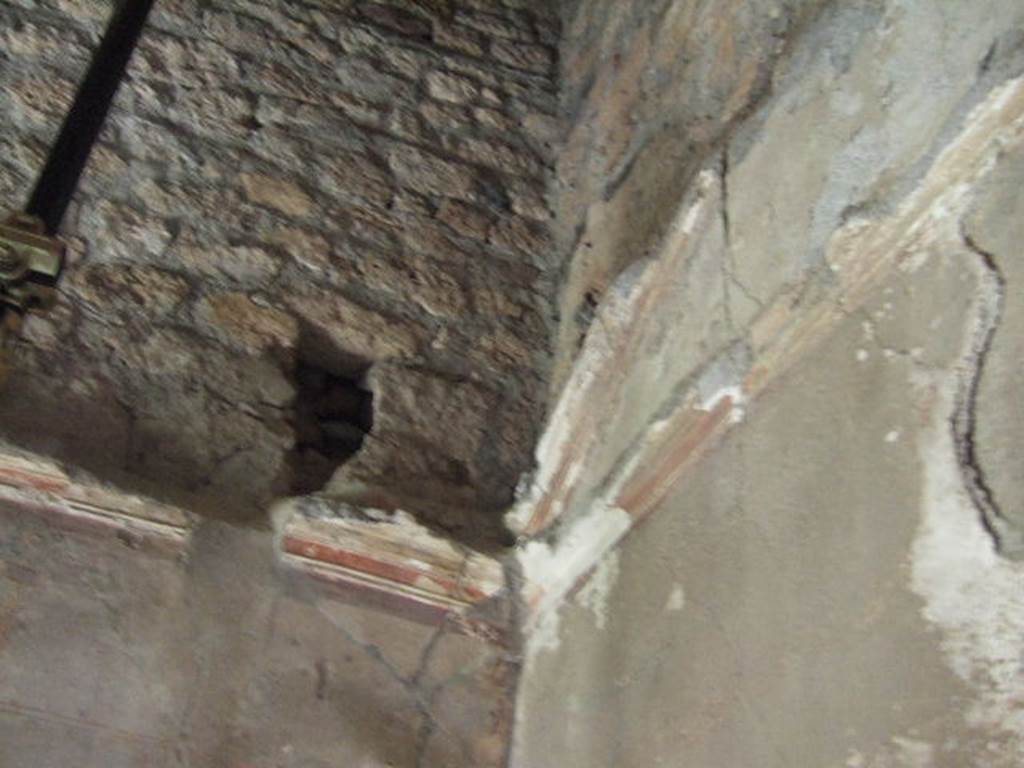 I.17.4 Pompeii. May 2006. Stucco cornice in cubiculum in south-west corner of peristyle.  