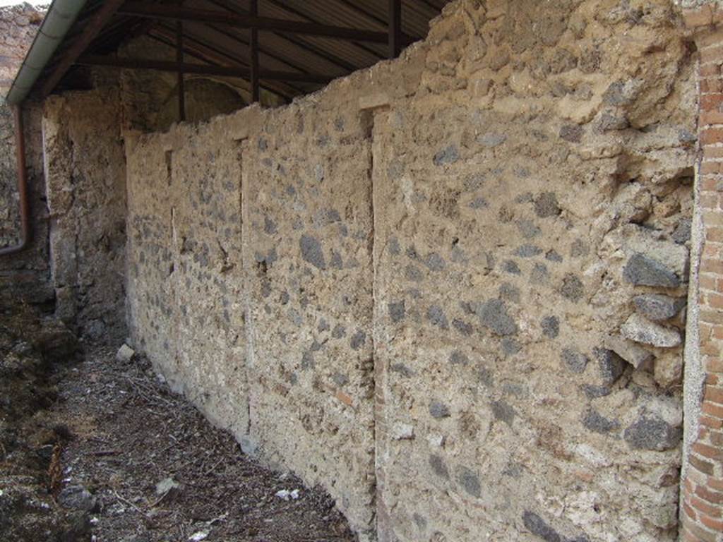 I.17.4 Pompeii. May 2006. South wall and south-east corner of garden area.