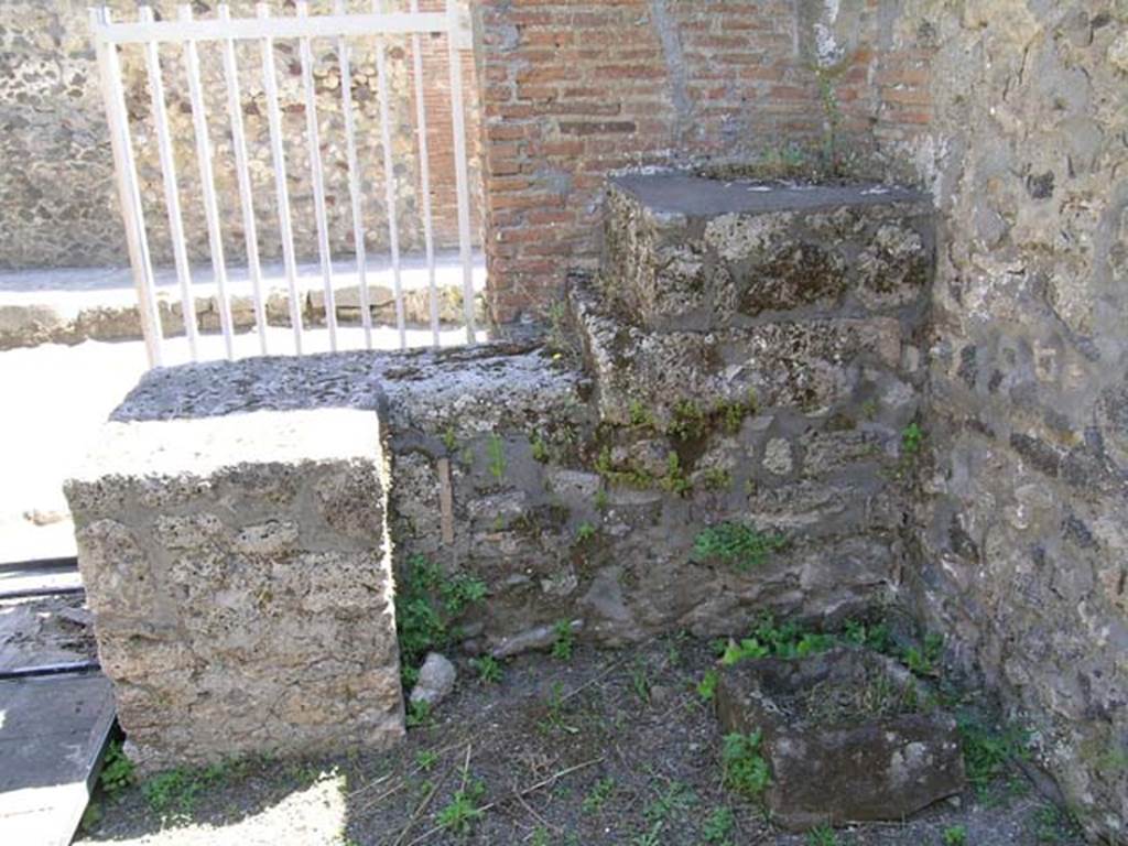 I.20.2 Pompeii. June 2005. Looking east to counter. Photo courtesy of Nicolas Monteix.