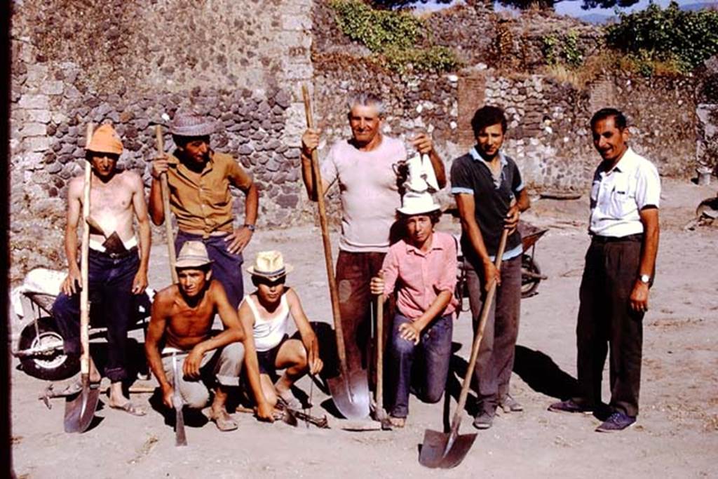 I.20.5 Pompeii. 1972. Wilhelmina�s workers and Sig. Sicignano, on right. Photo by Stanley A. Jashemski. 
Source: The Wilhelmina and Stanley A. Jashemski archive in the University of Maryland Library, Special Collections (See collection page) and made available under the Creative Commons Attribution-Non Commercial License v.4. See Licence and use details. J72f0139
