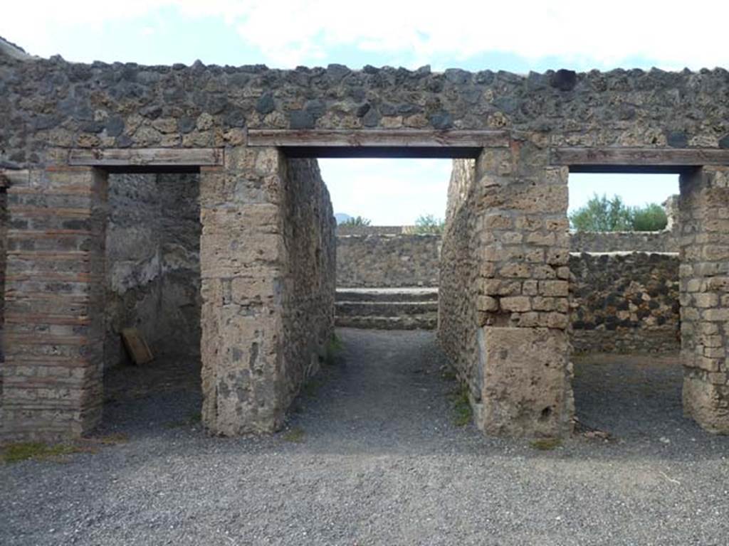 I.21.2 Pompeii. September 2015. Looking north across atrium, towards entrance doorway, in centre.

