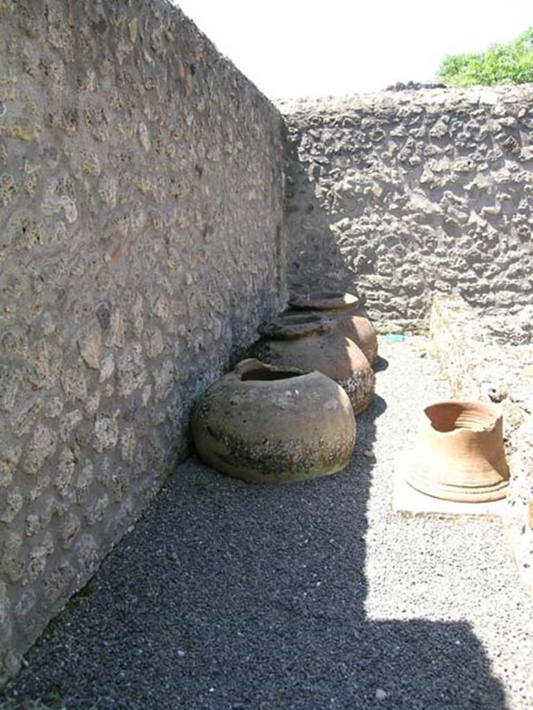I.21.2 Pompeii. June 2005. Looking west to large terracotta dolia and puteal. 
Photo courtesy of Nicolas Monteix.
