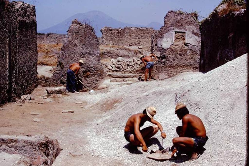 I.21.3 Pompeii. 1974. Looking north. Photo by Stanley A. Jashemski.   
Source: The Wilhelmina and Stanley A. Jashemski archive in the University of Maryland Library, Special Collections (See collection page) and made available under the Creative Commons Attribution-Non Commercial License v.4. See Licence and use details. J74f0273
