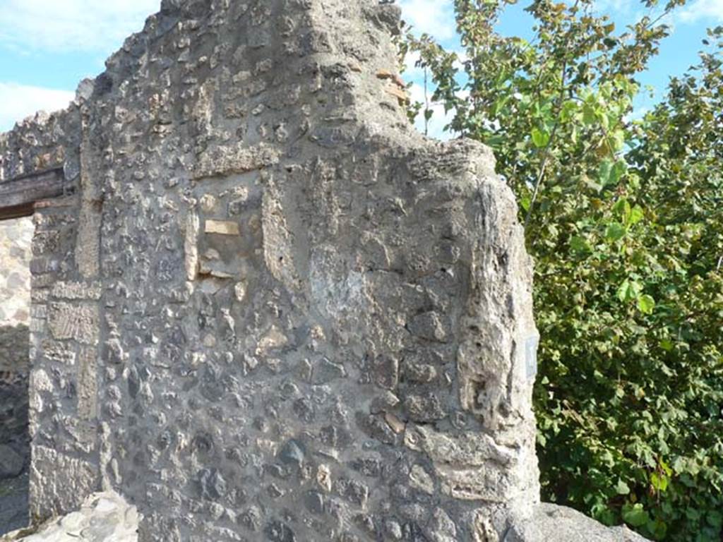 I.21.3 Pompeii. September 2015. Blocked window on east side of entrance doorway.