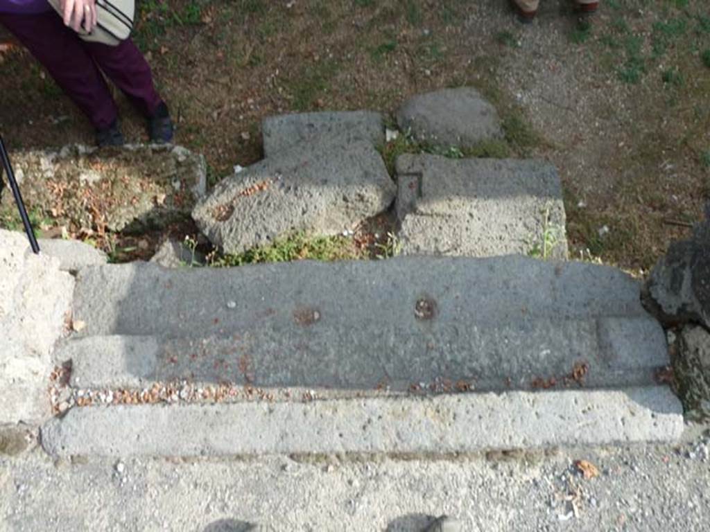 I.21.3 Pompeii. September 2015. Threshold of entrance doorway.
