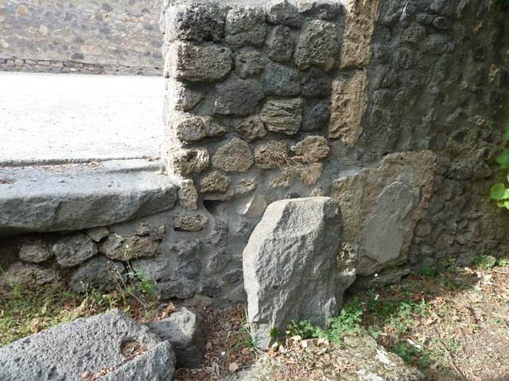 I.21.3 Pompeii. September 2015. Interior east side of entrance doorway.