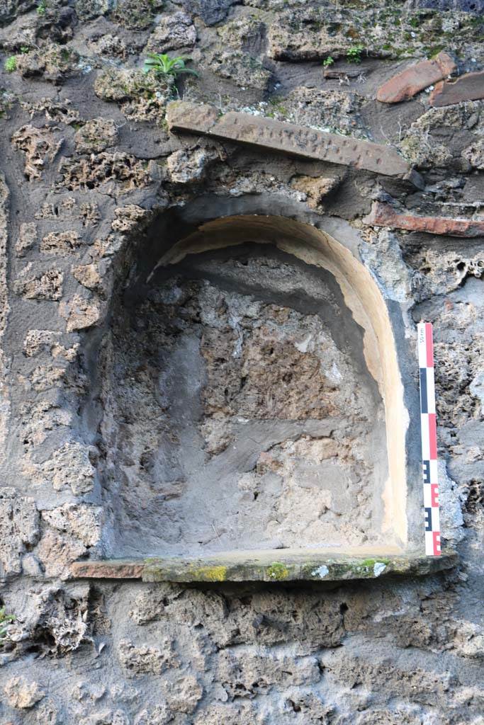I.21.3 Pompeii. December 2018. Detail of niche. Photo courtesy of Aude Durand.