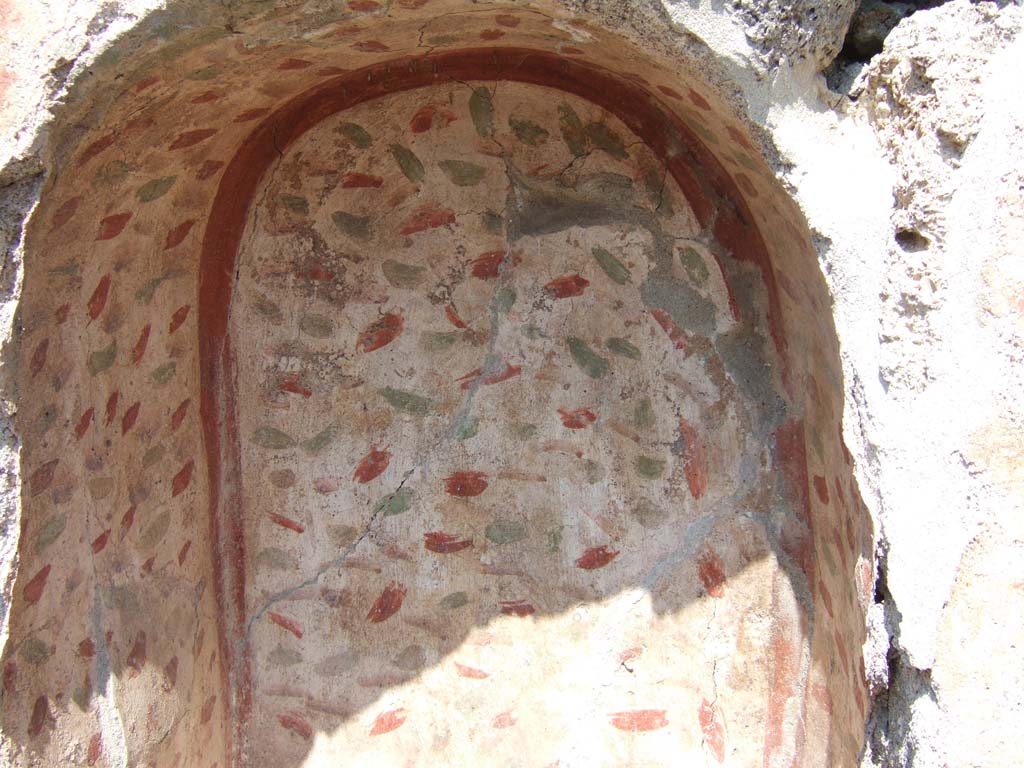 I.21.5 Pompeii. September 2005. 
Painted niche on north wall of garden area. The red and green dots presumably represent red flowers and green leaves.
