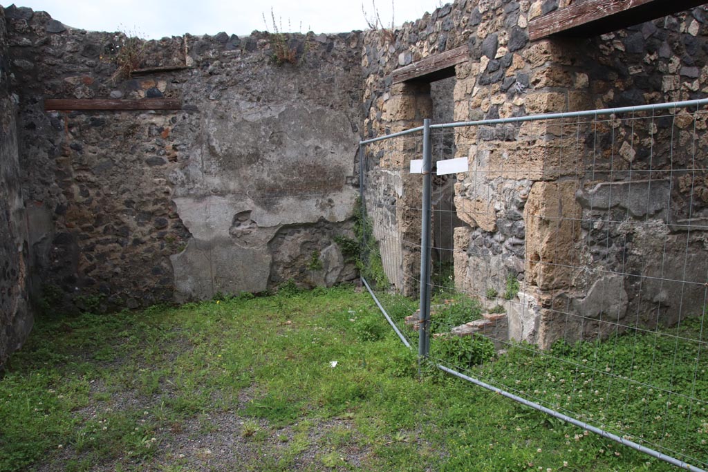 I.21.5 Pompeii. May 2024. 
Looking towards west wall of atrium, with doorways to I.21.4 in centre, and to entrance corridor, on right. Photo courtesy of Klaus Heese.
