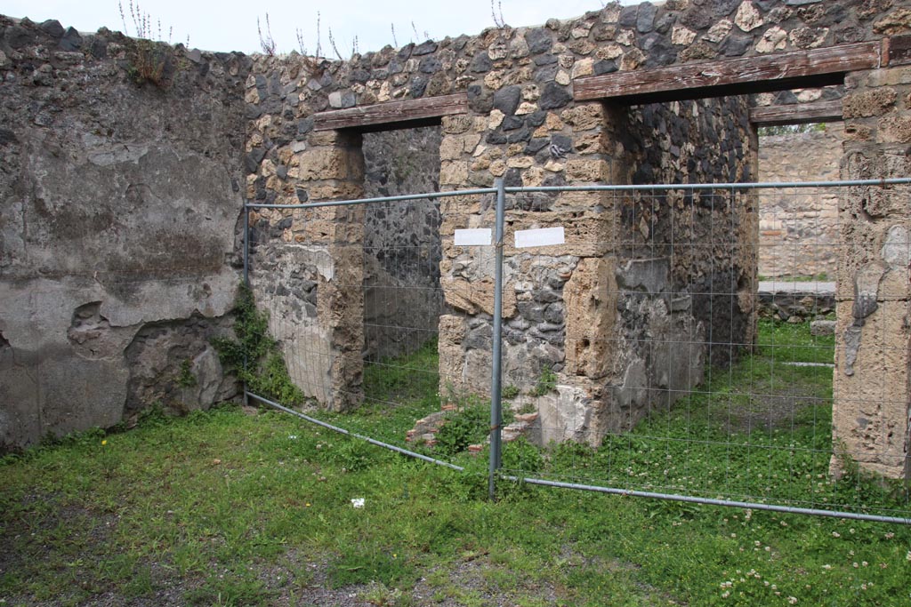 I.21.5 Pompeii. May 2024. 
Looking west towards north side of atrium with doorways to I.21.4 in centre, and to entrance corridor, on right. Photo courtesy of Klaus Heese.
