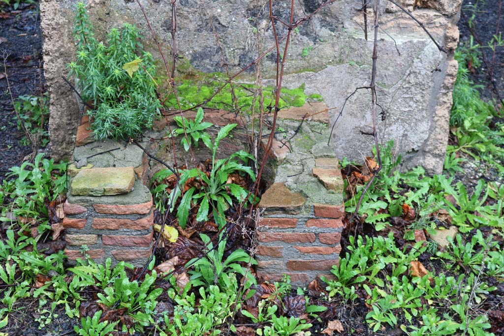 I.21.5 Pompeii. December 2018. Looking north to feature between doorways on north side of atrium. Photo courtesy of Aude Durand.