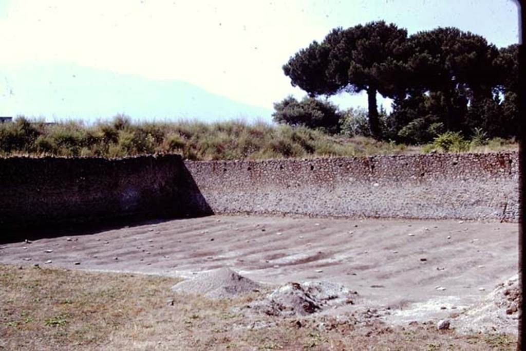 I.21.6 Pompeii, 1973. South-west corner. Photo by Stanley A. Jashemski.
Source: The Wilhelmina and Stanley A. Jashemski archive in the University of Maryland Library, Special Collections (See collection page) and made available under the Creative Commons Attribution-Non Commercial License v.4. See Licence and use details. J73f0659
