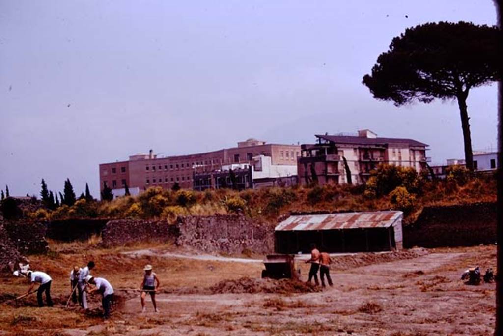 I.21.6 Pompeii. 1974. Cleaning of the site, looking south-east. Photo by Stanley A. Jashemski.
Source: The Wilhelmina and Stanley A. Jashemski archive in the University of Maryland Library, Special Collections (See collection page) and made available under the Creative Commons Attribution-Non Commercial License v.4. See Licence and use details. J74f0153