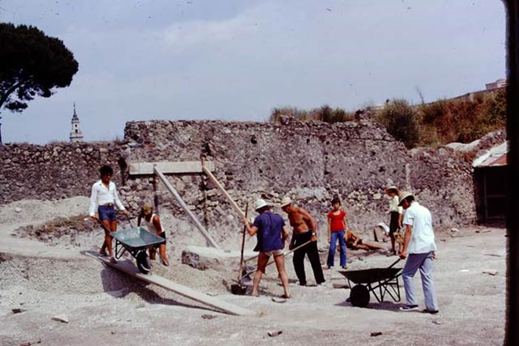 I.21.6 Pompeii. 1974. Working in the south-east corner. Photo by Stanley A. Jashemski.
Source: The Wilhelmina and Stanley A. Jashemski archive in the University of Maryland Library, Special Collections (See collection page) and made available under the Creative Commons Attribution-Non Commercial License v.4. See Licence and use details. J74f0346