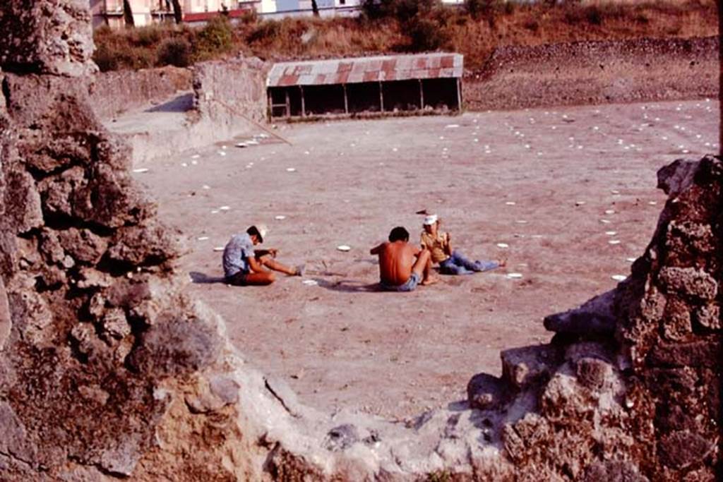 I.21.6 Pompeii. 1974. Looking south through the wall from I.21.3. Photo by Stanley A. Jashemski.
Source: The Wilhelmina and Stanley A. Jashemski archive in the University of Maryland Library, Special Collections (See collection page) and made available under the Creative Commons Attribution-Non Commercial License v.4. See Licence and use details. J74f0520